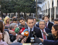 Lo más relevante que ha hecho la izquierda ha sido llamar a rodear un Parlamento democráticamente elegido